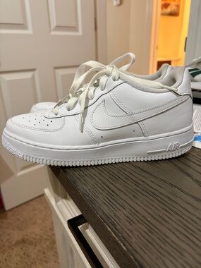 Nike Kids White Low-Top Sneakers ( 7Youth) one small imperfection